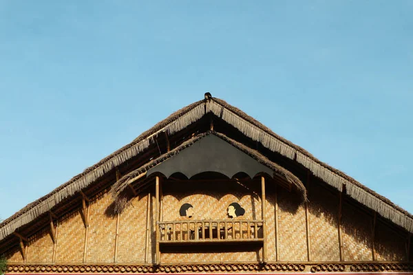 Sundan restoranının çatısı, Endonezya 'da Sundan kültürünün bir işareti olarak rattan ve bambudan yapılmıştır.