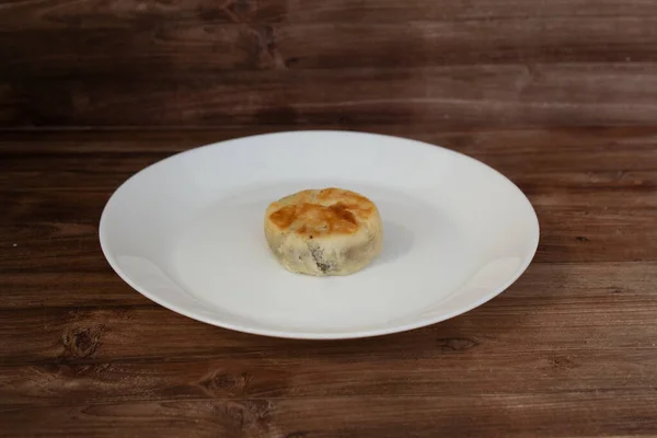 Bakpia, Bakpia Pathok, yeşil fasulye, peynir ve şeker karışımından yapılan tipik bir Yogjakarta yemeğidir. Seçici odak resmi. Beyaz tabakta servis edilmiş. Bir Bakpia Çikolatası