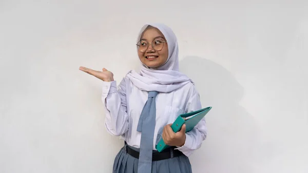 在印度尼西亚 高中女生穿着白色和灰色制服 带着笔记本 向右转 白色背景上的孤立图像 — 图库照片
