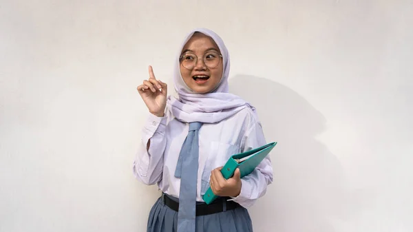 Indonéský Středoškolák Uniformě Bílé Košili Šedou Uniformou Poznámkovým Blokem Dostával — Stock fotografie