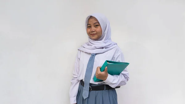 Studentka Střední Školy Bílé Šedé Uniformě Kravatě Sešitu Pózuje Úsměvem — Stock fotografie