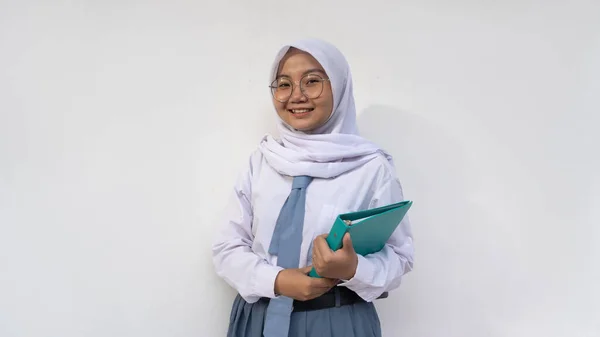Beyaz Gri Üniformalı Kravat Defteriyle Kameraya Gülümseyen Bir Lise Öğrencisi — Stok fotoğraf