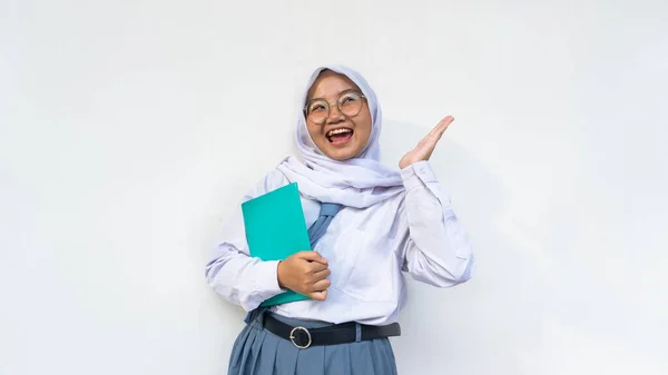 Estudiante Secundaria Uniforme Blanco Gris Corbata Sosteniendo Cuaderno Sintiéndose Feliz —  Fotos de Stock