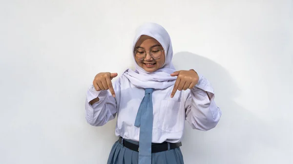 Studentky Střední Školy Bílých Šedých Uniformách Kravatách Usmívajících Dívajících Dolů — Stock fotografie