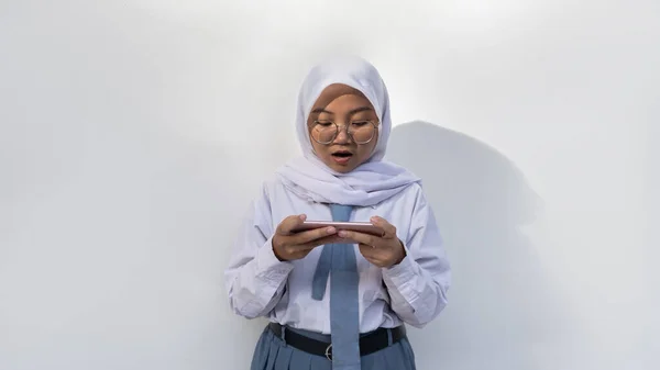 Estudantes Indonésias Ensino Médio Uniformes Cinza Branco Olhando Segurando Telefone — Fotografia de Stock