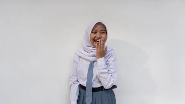 印度尼西亚女高中生身穿白灰相间的校服 戴着领带笑着 双手捂着嘴 — 图库照片
