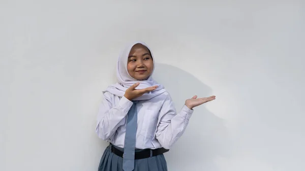 Indonésienne Lycéennes Regarde Vers Gauche Montre Quelque Chose Avec Main — Photo