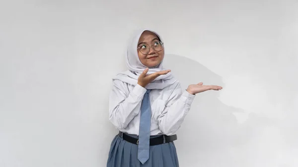 Endonezyalı Gri Beyaz Üniformalı Kravatlı Gözlüklü Tesettürlü Kız Lise Öğrencileri — Stok fotoğraf