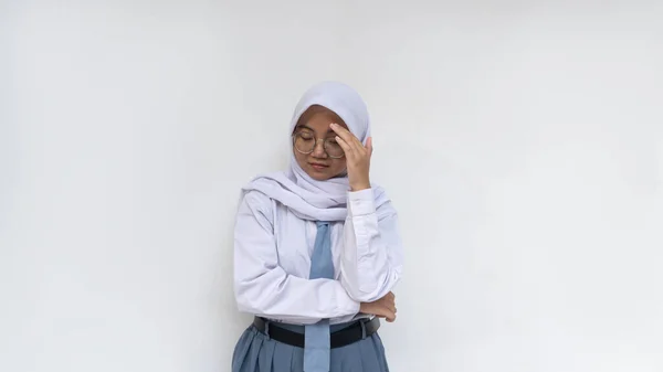Indonéz Középiskolás Lányok Szürke Fehér Egyenruhában Nyakkendőben Hidzsábokkal Akik Kézen — Stock Fotó