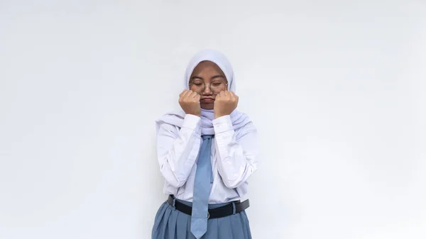 印度尼西亚高中女生身穿白灰相间的校服 手牵着手 牵着头 对一些事情进行了深刻的思考 — 图库照片