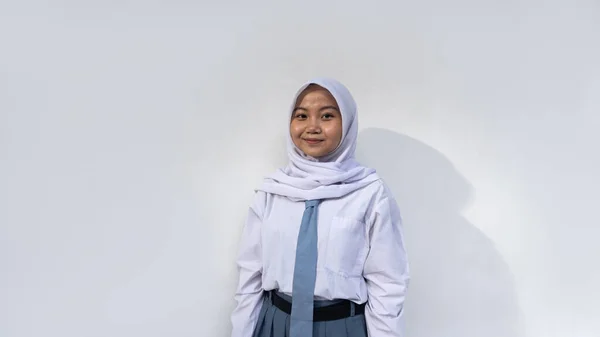 Estudiantes Secundaria Indonesias Con Uniformes Grises Blancos Corbatas Hiyabs Sosteniendo —  Fotos de Stock