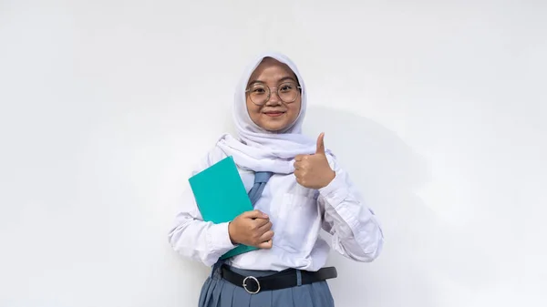 灰色と白の制服を着たインドネシアの女性高校生 手で頭を保持し 何かを見下ろす非常に深く考えるネクタイとヒジャブ — ストック写真
