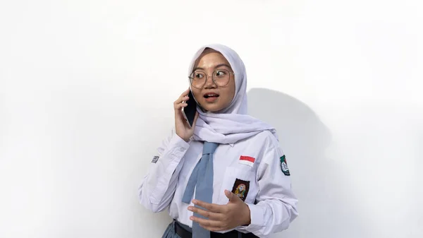 タンゲラン セラタン2023年1月23日 携帯電話を持ち電話で話すグレーと白の制服を着た女子高生 — ストック写真