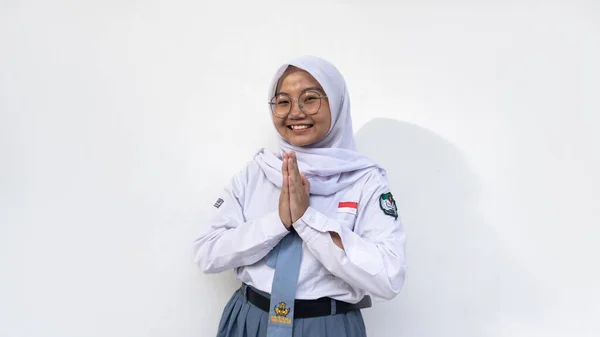 タンゲラン セラタン インドネシア 2023年1月23日 幸せな笑顔でグレーと白の制服を着た女子高生とありがとうまたはサラムサイン — ストック写真