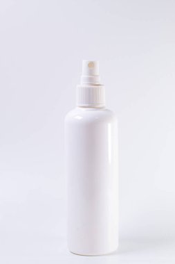 Şişe spreyi beyaz. Markalaşma, reklam, tasarım. beyaz arkaplanda izole
