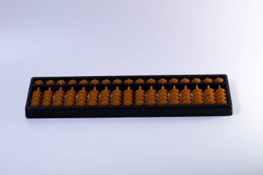 Matematiksel hesap makinesinin doğu geleneğinin abaküsü. beyaz arkaplanda izole