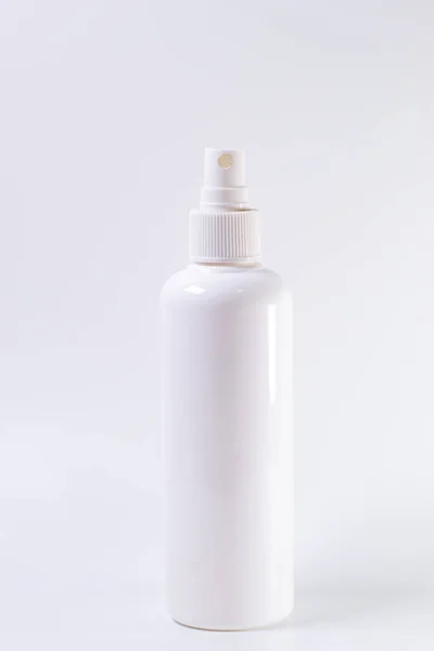 Şişe spreyi beyaz. Markalaşma, reklam, tasarım. beyaz arkaplanda izole