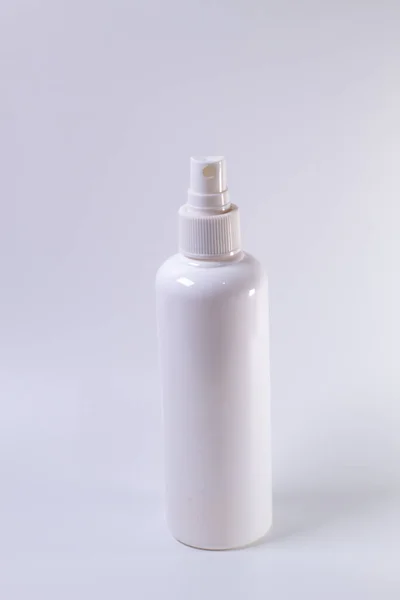 ボトルスプレーホワイト ブランディング広告デザインのためのモックアップ 白い背景に隔離され ストック写真