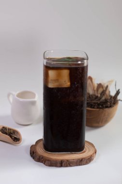 Liang Teh, Endonezya, Medan 'dan tipik bir Çin şekerli buzlu çayı. Bir bardak buzlu ayurvedik bitkisel çay veya Liang çayı..