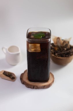 Liang Teh, Endonezya, Medan 'dan tipik bir Çin şekerli buzlu çayı. Bir bardak buzlu ayurvedik bitkisel çay veya Liang çayı..