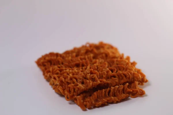 Baharatlı kuru erişte. beyaz arkaplanda izole.