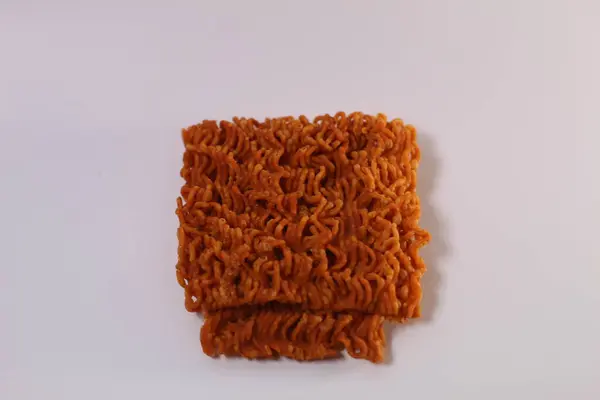 Baharatlı kuru erişte. beyaz arkaplanda izole.