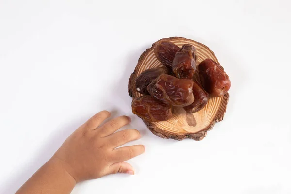 Bebeğin elini kapat ve flört etmek istediğini söyle. bayi makan kurma. El ele tutuşmalar. ramazan