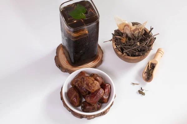 Liang Teh, Endonezya, Medan 'dan tipik bir Çin şekerli buzlu çayı. Bir bardak buzlu ayurvedik bitkisel çay veya Liang çayı..