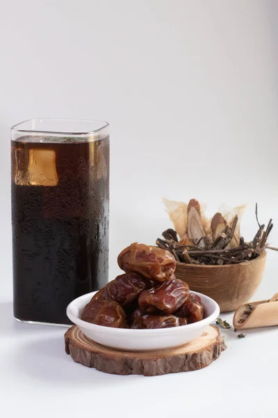 Liang Teh, Endonezya, Medan 'dan tipik bir Çin şekerli buzlu çayı. Bir bardak buzlu ayurvedik bitkisel çay veya Liang çayı..