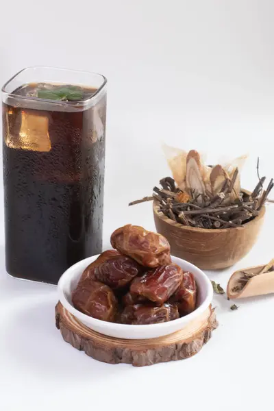 Bir bardak buzlu ayurvedik bitkisel çay ya da Liang çayı. Çay molası zamanı. Liang teh Medan. Bitki çayı içer misin Liang?