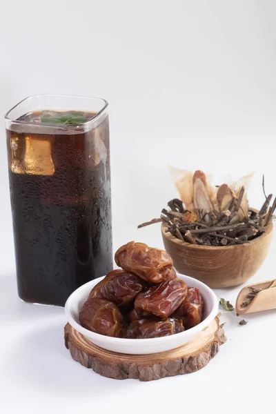 Liang Teh, Endonezya, Medan 'dan tipik bir Çin şekerli buzlu çayı. Bir bardak buzlu ayurvedik bitkisel çay veya Liang çayı..