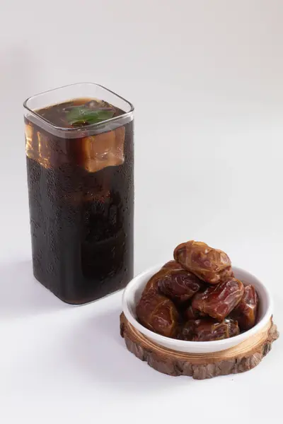Bir bardak buzlu ayurvedik bitkisel çay ya da Liang çayı. Çay molası zamanı. Liang teh Medan. Bitki çayı içer misin Liang?