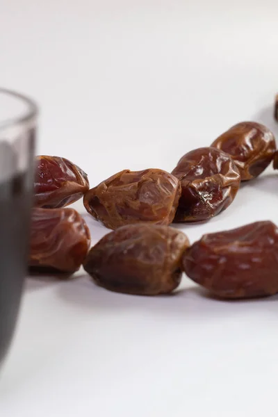 Meyveli bir fincan siyah çay. Ramazan. Müslümanlar. Helal. takjil. beyaz arkaplanda izole