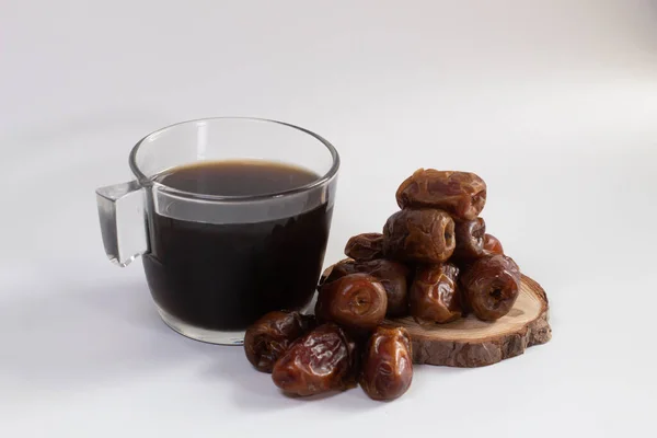 Meyveli bir fincan siyah çay. Ramazan. Müslümanlar. Helal. takjil. beyaz arkaplanda izole