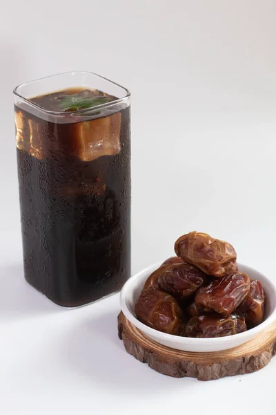 Liang Teh, Endonezya, Medan 'dan tipik bir Çin şekerli buzlu çayı. Bir bardak buzlu ayurvedik bitkisel çay veya Liang çayı..