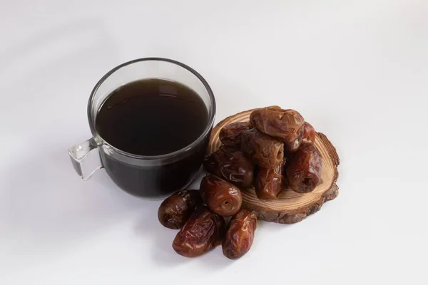 Meyveli bir fincan siyah çay. Ramazan. Müslümanlar. Helal. takjil. beyaz arkaplanda izole