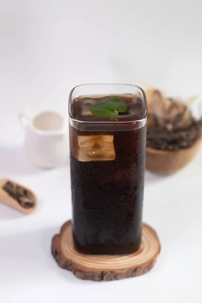 Liang Teh, Endonezya, Medan 'dan tipik bir Çin şekerli buzlu çayı. Bir bardak buzlu ayurvedik bitkisel çay veya Liang çayı..