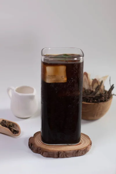 Liang Teh, Endonezya, Medan 'dan tipik bir Çin şekerli buzlu çayı. Bir bardak buzlu ayurvedik bitkisel çay veya Liang çayı..
