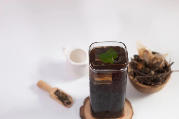 Liang Teh, Endonezya, Medan 'dan tipik bir Çin şekerli buzlu çayı. Bir bardak buzlu ayurvedik bitkisel çay veya Liang çayı..