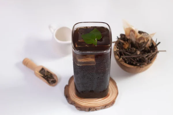Liang Teh, Endonezya, Medan 'dan tipik bir Çin şekerli buzlu çayı. Bir bardak buzlu ayurvedik bitkisel çay veya Liang çayı..