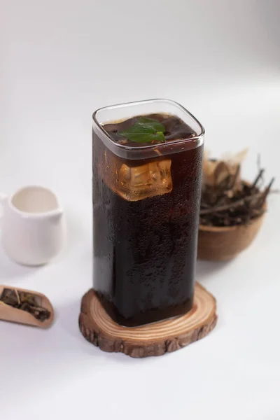 Liang Teh, Endonezya, Medan 'dan tipik bir Çin şekerli buzlu çayı. Bir bardak buzlu ayurvedik bitkisel çay veya Liang çayı..