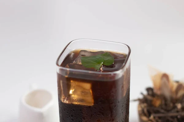 Bir bardak buzlu ayurvedik bitkisel siyah çay ya da Liang çayı. Çay molası zamanı. Liang teh Medan. Bitki çayı içer misin Liang?