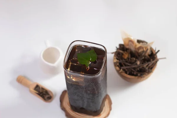 Bir bardak buzlu ayurvedik bitkisel çay ya da Liang çayı. Çay molası zamanı. Liang teh Medan. Bitki çayı içer misin Liang?