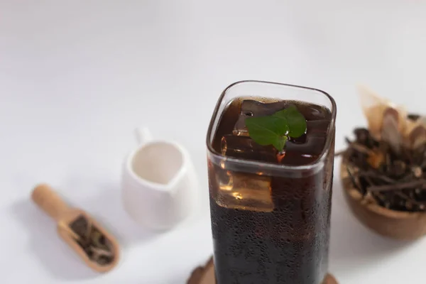 Bir bardak buzlu ayurvedik bitkisel çay ya da Liang çayı. Çay molası zamanı. Liang teh Medan. Bitki çayı içer misin Liang?