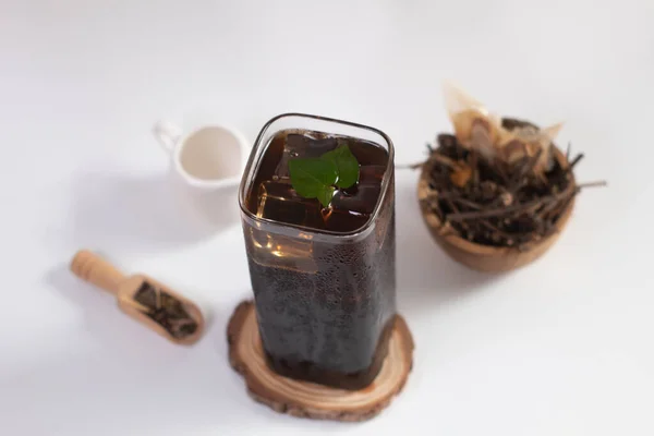 Bir bardak buzlu ayurvedik bitkisel çay ya da Liang çayı. Çay molası zamanı. Liang teh Medan. Bitki çayı içer misin Liang?