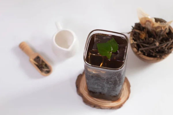 Bir bardak buzlu ayurvedik bitkisel çay ya da Liang çayı. Çay molası zamanı. Liang teh Medan. Bitki çayı içer misin Liang?