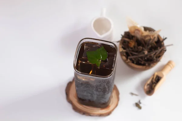 Bir bardak buzlu ayurvedik bitkisel çay ya da Liang çayı. Çay molası zamanı. Liang teh Medan. Bitki çayı içer misin Liang?