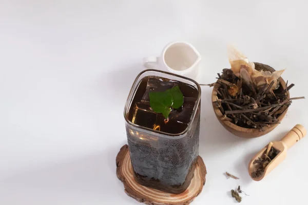 Liang Teh, Endonezya, Medan 'dan tipik bir Çin şekerli buzlu çayı. Bir bardak buzlu ayurvedik bitkisel çay veya Liang çayı..