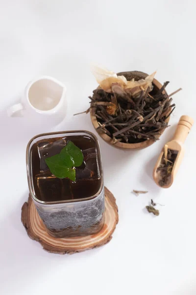 Liang Teh, Endonezya, Medan 'dan tipik bir Çin şekerli buzlu çayı. Bir bardak buzlu ayurvedik bitkisel çay veya Liang çayı..