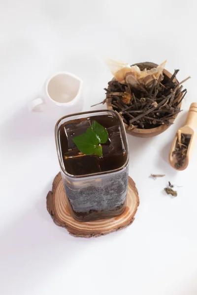 Liang Teh, Endonezya, Medan 'dan tipik bir Çin şekerli buzlu çayı. Bir bardak buzlu ayurvedik bitkisel çay veya Liang çayı..